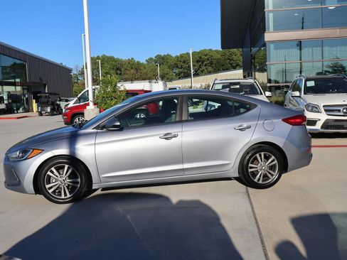 Used 2017 Hyundai Elantra SE image 2