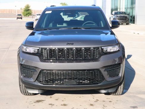 New 2025 Jeep Grand Cherokee Altitude image 9