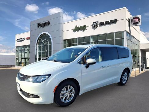 Used 2023 Chrysler Voyager LX FWD image 4