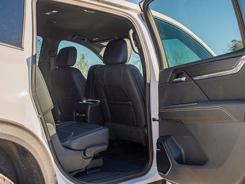 Used 2024 GMC Acadia Elevation image 13