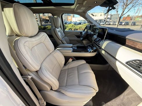 Used 2019 Lincoln Navigator Reserve image 44