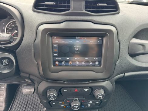 Used 2018 Jeep Renegade Latitude w/ Cold Weather Group AWD/4WD image 9
