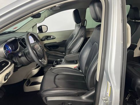 Used 2024 Chrysler Pacifica Select image 24