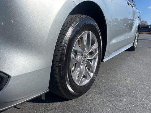 Used 2025 Toyota Sienna LE image 12