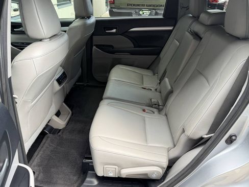 Used 2016 Toyota Highlander XLE AWD/4WD image 19