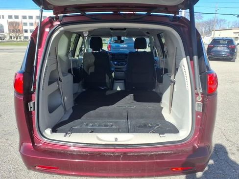 Used 2017 Chrysler Pacifica Touring image 14