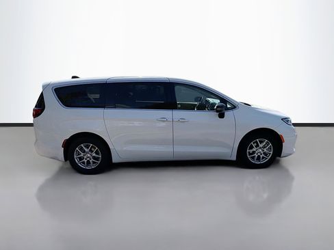 Used 2024 Chrysler Pacifica Touring-L image 2