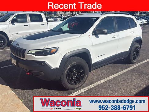 Used 2019 Jeep Cherokee Trailhawk w/ Cold Weather Group AWD/4WD image 1
