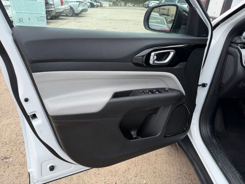 Used 2025 Jeep Compass Limited image 20