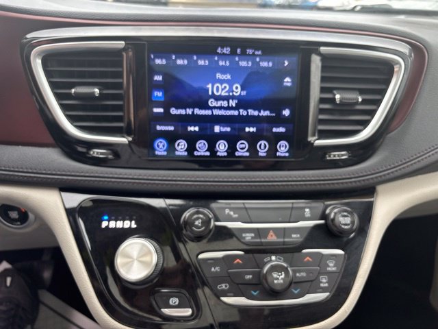 Used 2017 Chrysler Pacifica Limited w/ UConnect Theater Package FWD image 12