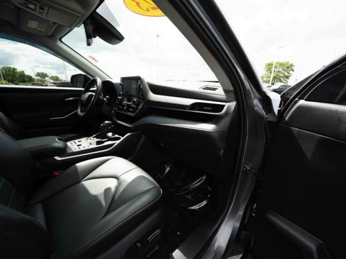 Used 2023 Toyota Highlander XLE AWD/4WD image 26