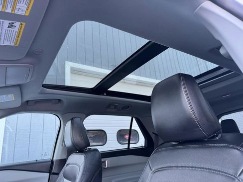 Used 2022 Ford Explorer XLT w/ Equipment Group 202A image 8