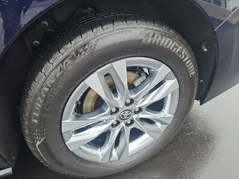 Used 2025 Toyota Sienna Limited image 9