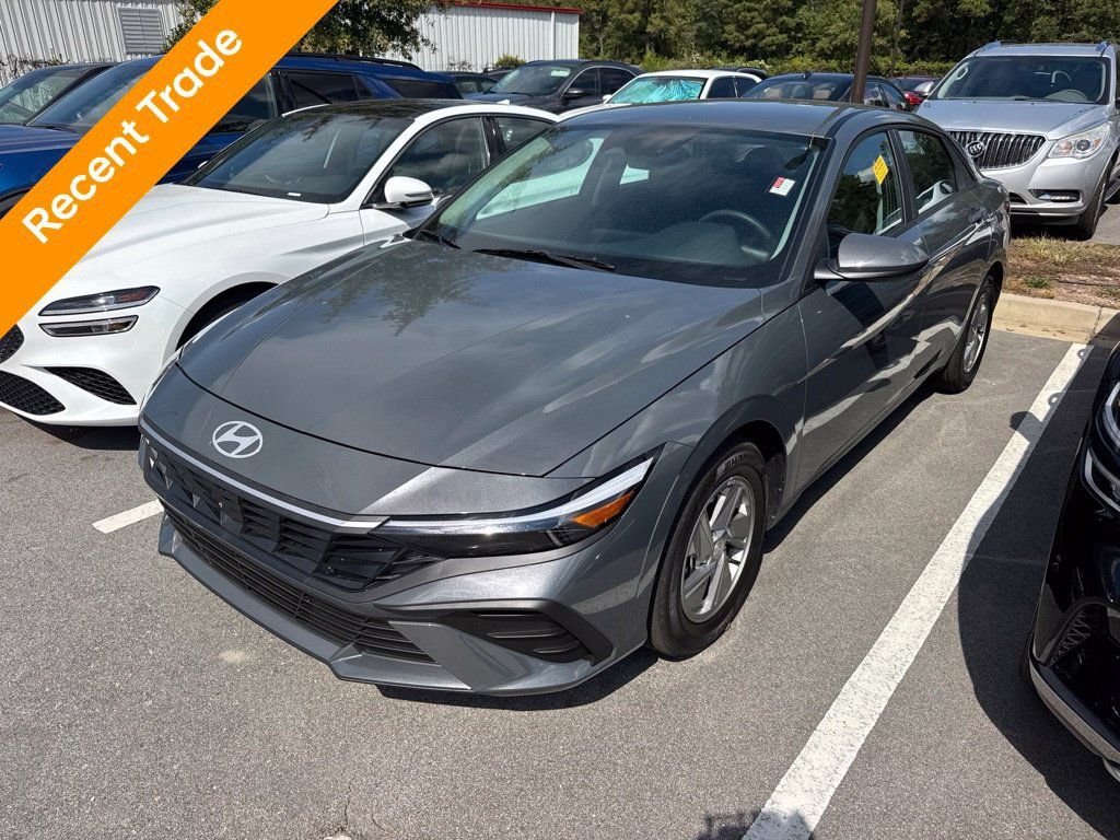 Used 2026 Hyundai Elantra SE FWD image 1