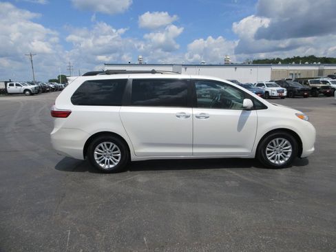 Used 2016 Toyota Sienna XLE Premium FWD image 4