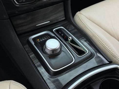 Used 2017 Chrysler 300 Limited image 21