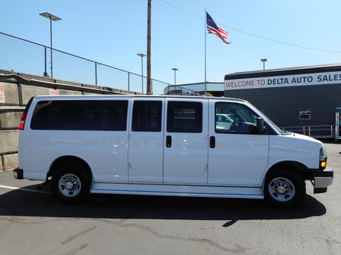 Used 2017 Chevrolet Express 3500 LT w/ LT Preferred Equipment Group RWD image 6