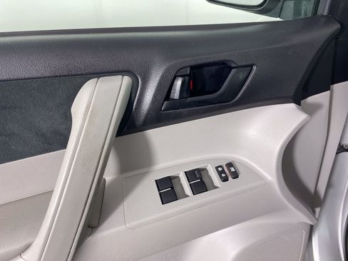 Used 2010 Toyota Highlander 4WD image 10