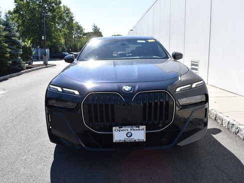 Used 2024 BMW 740i xDrive AWD/4WD image 2