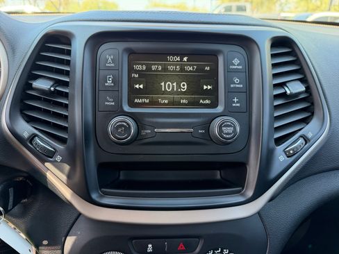 Used 2018 Jeep Cherokee Latitude w/ Altitude Package FWD image 28