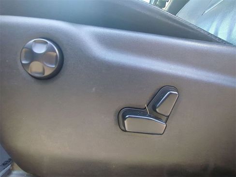 Used 2019 Jeep Grand Cherokee Limited image 17