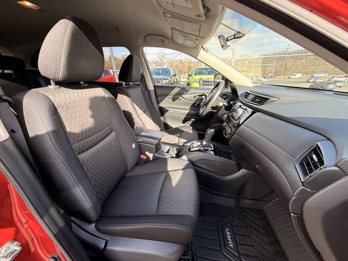 Certified 2017 Nissan Rogue SV image 17