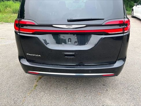 Used 2023 Chrysler Pacifica Touring-L FWD image 10
