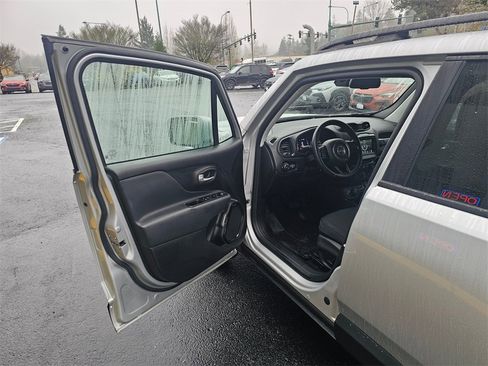 Used 2019 Jeep Renegade Altitude w/ Quick Order Package 2XM image 19