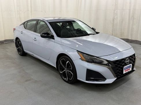 Used 2024 Nissan Altima 2.5 SR w/ SR Premium Package FWD image 1