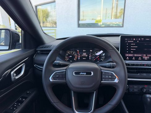 Used 2025 Jeep Compass Trailhawk AWD/4WD image 33