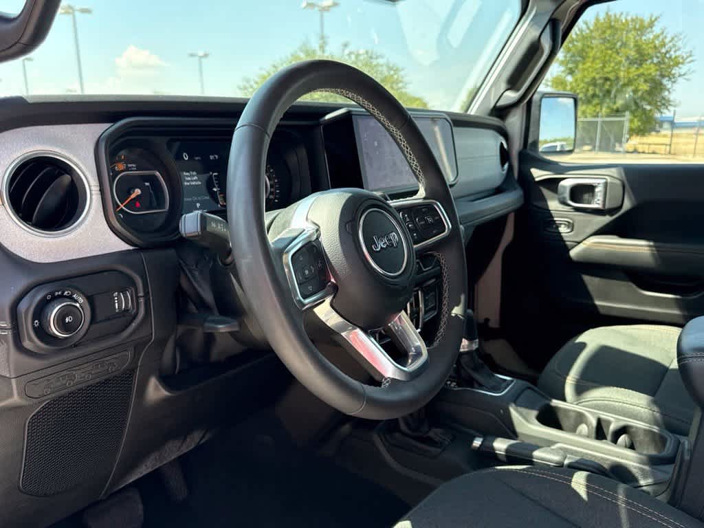 Used 2025 Jeep Wrangler Unlimited Sahara AWD/4WD image 18