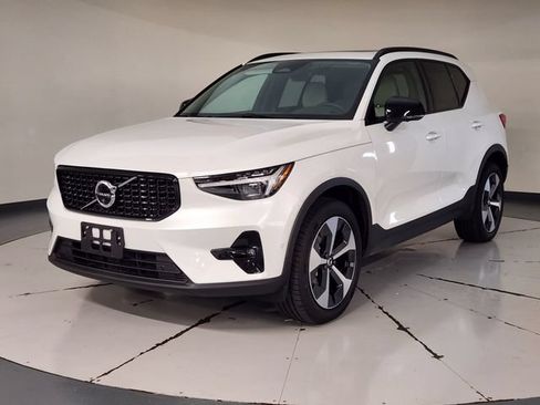 Certified 2026 Volvo XC40 B5 Plus AWD/4WD image 1