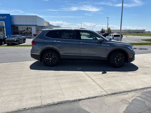 Used 2024 Volkswagen Tiguan SE w/ Panoramic Sunroof Package AWD/4WD image 2