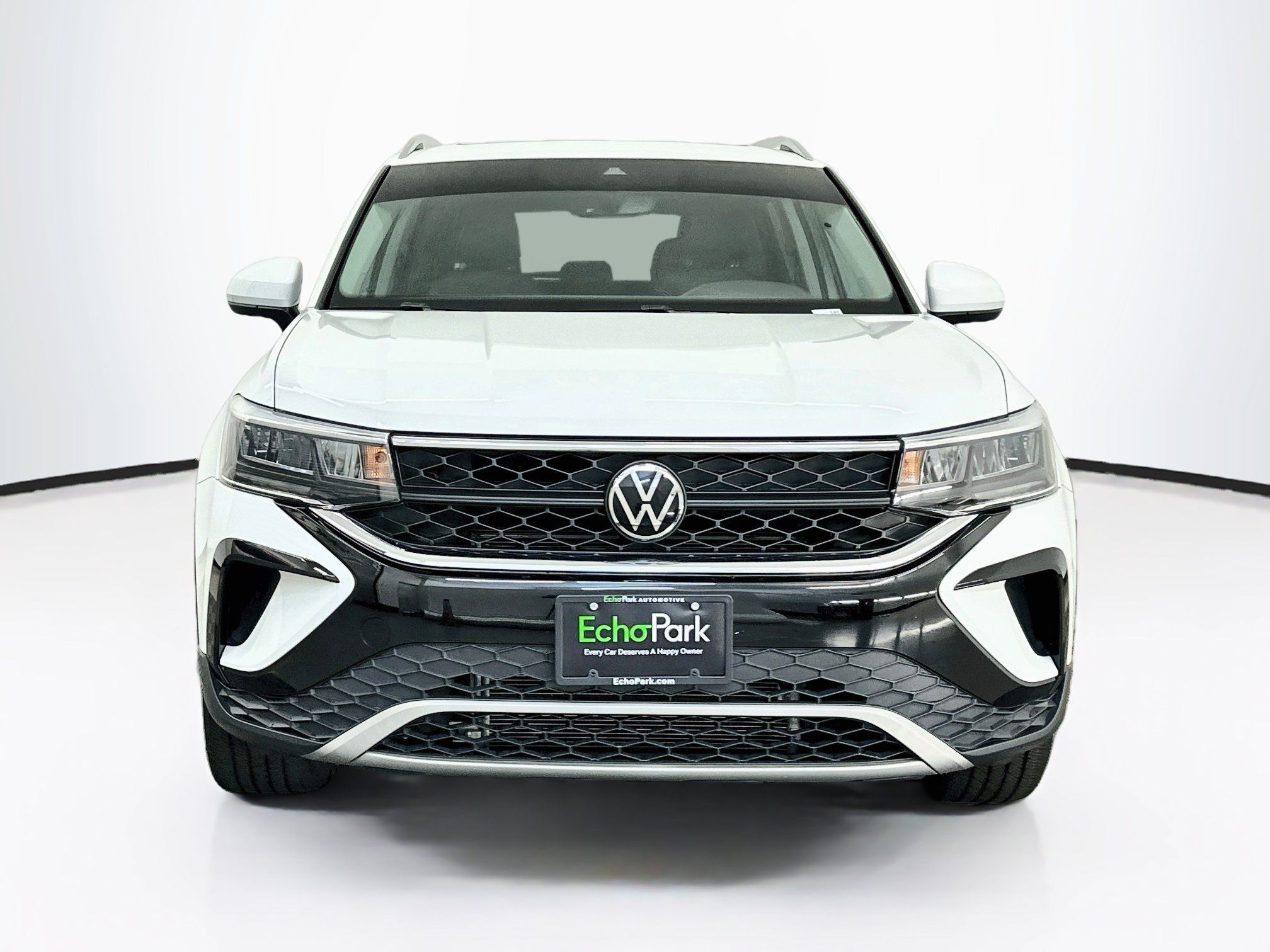 Used 2023 Volkswagen Taos SE w/ Panoramic Sunroof Package AWD/4WD image 2