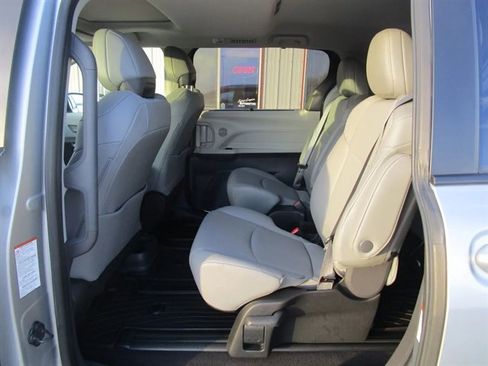 Used 2023 Toyota Sienna XLE image 13