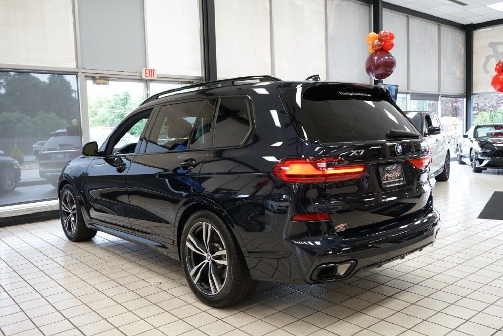 Used 2022 BMW X7 xDrive40i w/ M Sport Package AWD/4WD image 4