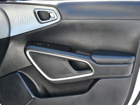 Used 2024 Kia Soul LX w/ Option Group 015 image 17