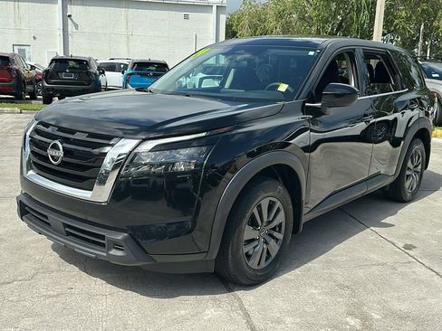 Used 2024 Nissan Pathfinder S image 3