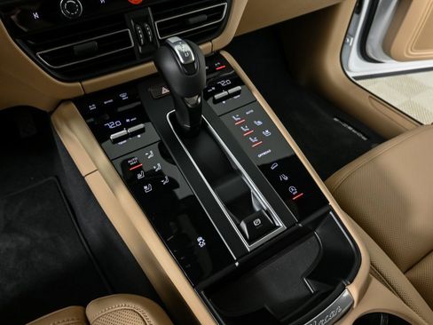 New 2025 Porsche Macan image 17
