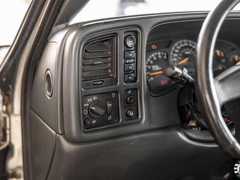 Used 2004 Chevrolet Avalanche 4x4 w/ Preferred Equipment Group image 10