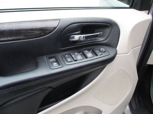 Used 2016 Dodge Grand Caravan SXT w/ Rear Park Assist Package FWD image 18