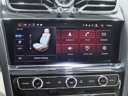 Used 2024 Bentley Bentayga Plug-In Hybrid image 30