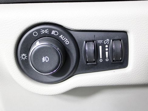 Used 2024 Chrysler Pacifica Touring-L image 22