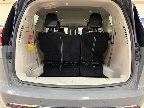 Used 2023 Chrysler Pacifica Touring-L FWD image 24