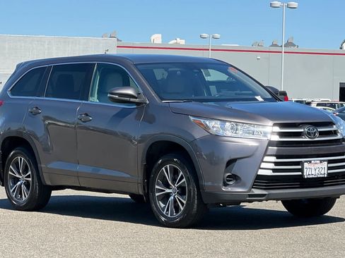 Used 2017 Toyota Highlander LE w/ Carpet Mat Package AWD/4WD image 5