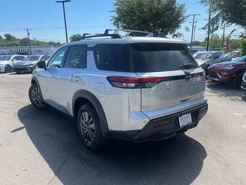 Used 2022 Nissan Pathfinder SV w/ SV Premium Package FWD image 5