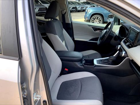 Used 2022 Toyota RAV4 XLE AWD/4WD image 9
