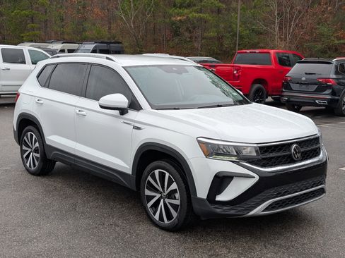 Used 2024 Volkswagen Taos SE image 11