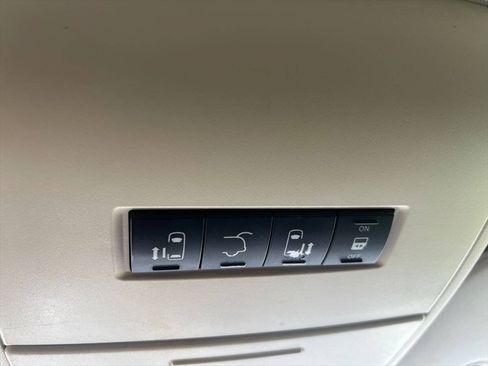 Used 2012 Volkswagen Routan SE FWD image 17