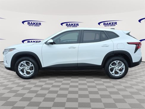Used 2024 Chevrolet Trax LS w/ LS Convenience Package image 6